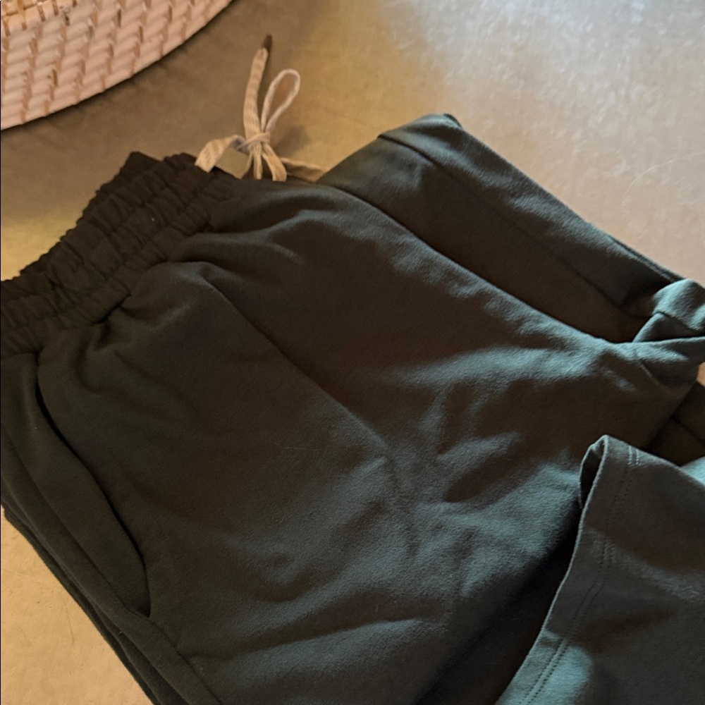 Vuori Halo Essential Wideleg Pant, S, regular length, dark green - Picture 2 of 6
